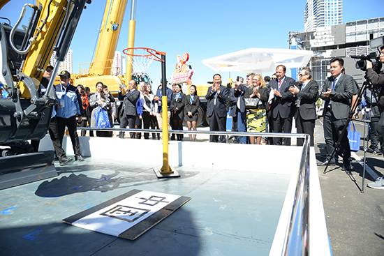 徐工XE35U液壓挖掘機(jī)現(xiàn)場(chǎng)揮毫潑墨、投籃表演，成為展場(chǎng)上的“閃亮明星”